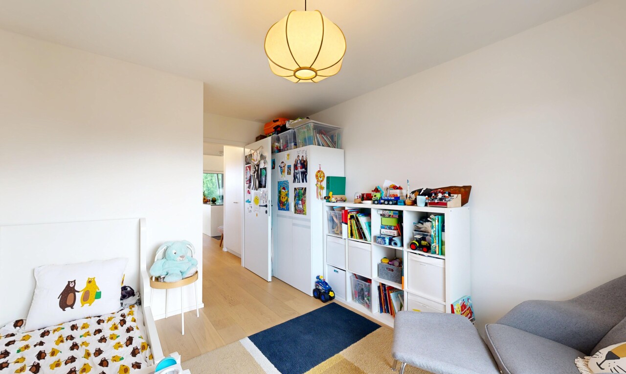 chambre avec drywall, cloison sèche, wood finish floor, sol en finition bois, et inside property