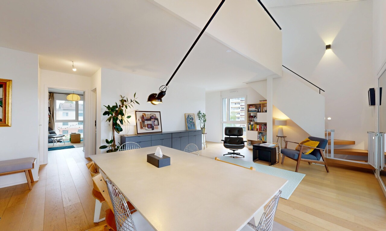 salon / salle à manger avec escaliers, drywall, cloison sèche, wood finish floor, et sol en finition bois