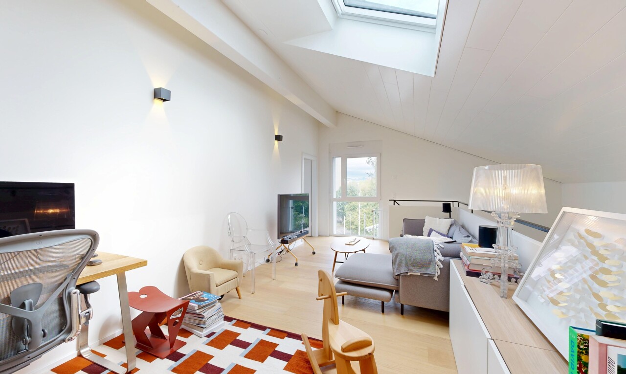 salon avec vaulted ceiling, plafond voûté, télévision, wood finish floor, et sol en finition bois