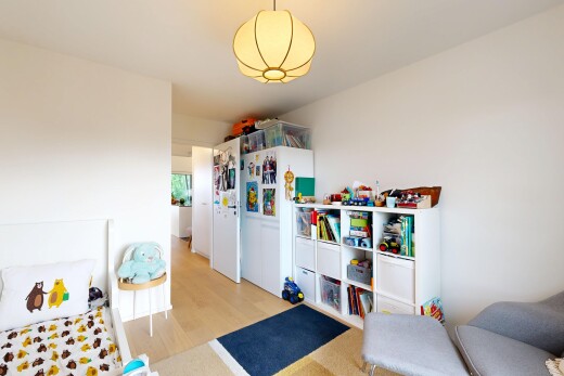 chambre avec drywall, cloison sèche, wood finish floor, sol en finition bois, et inside property
