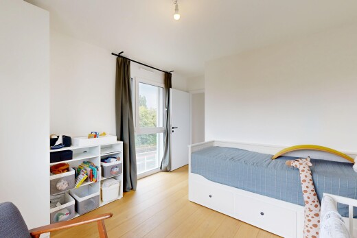 chambre avec cloison sèche, drywall, sol en finition bois, wood finish floor, et light floor