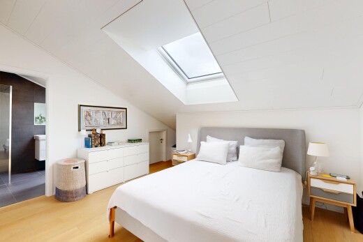 chambre avec pièce supplémentaire, puits de lumière, vaulted ceiling, plafond voûté, et wood finish floor