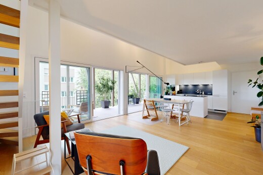salon / salle à manger avec wood finish floor, sol en finition bois, light floor, inside property, et drywall