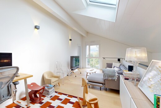salon avec vaulted ceiling, plafond voûté, télévision, wood finish floor, et sol en finition bois