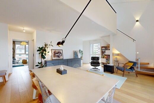 salon / salle à manger avec escaliers, drywall, cloison sèche, wood finish floor, et sol en finition bois