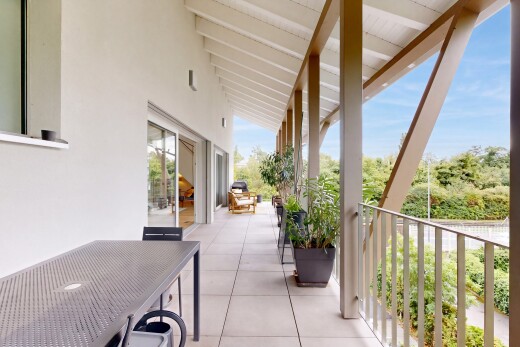 terrasse avec balcon et from property