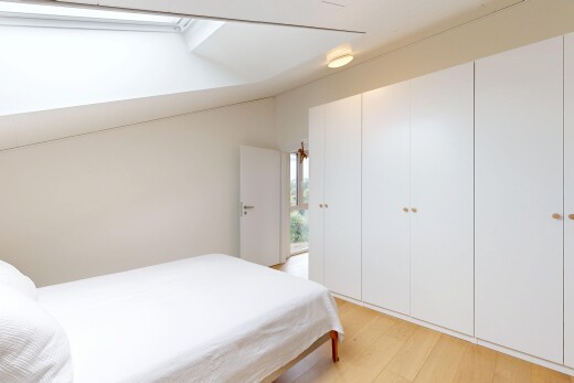 chambre avec light floor, wood finish floor, sol en finition bois, drywall, et cloison sèche