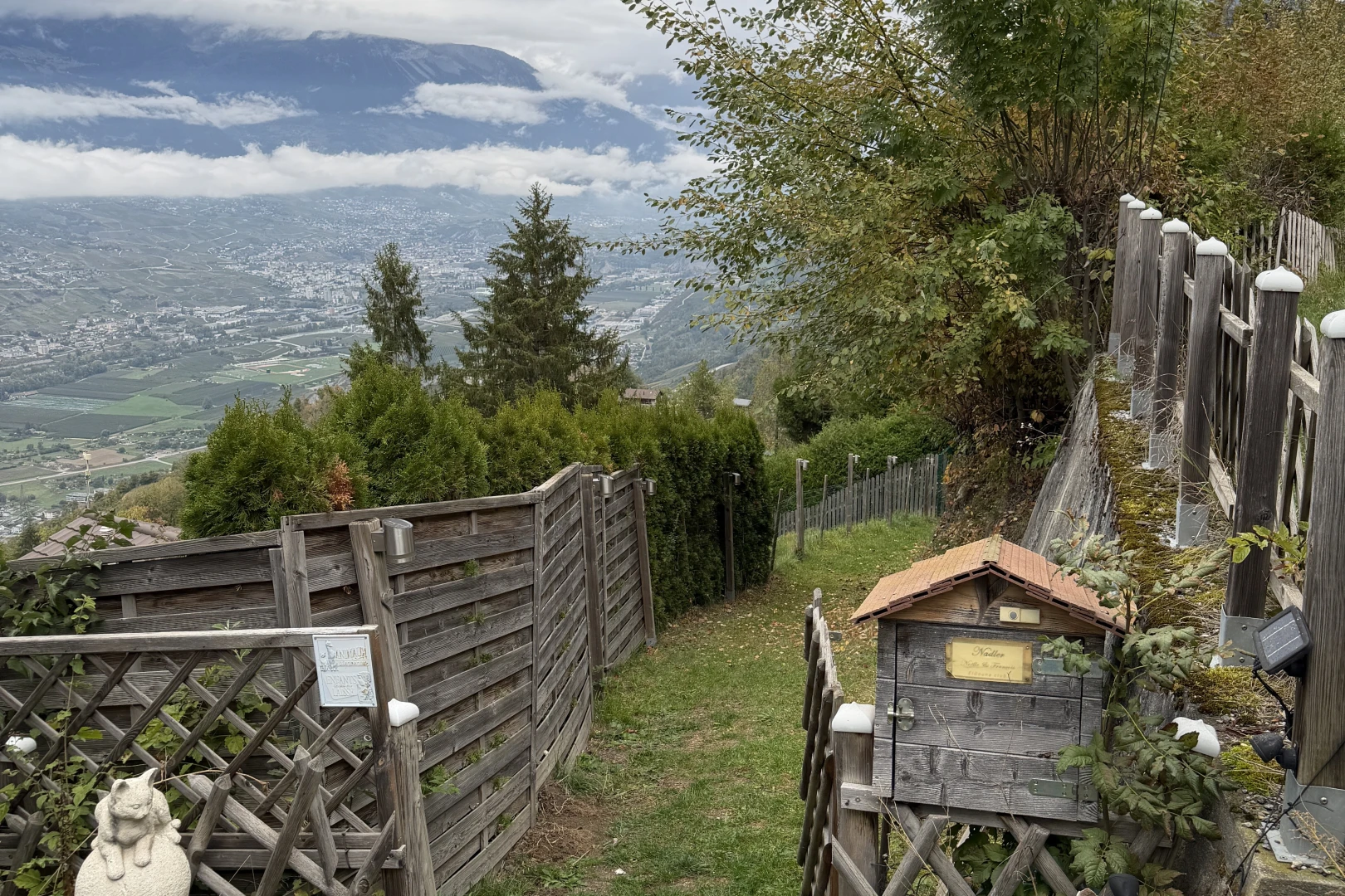jardin avec clôture et from property
