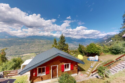 außenansicht mit property visible, blick auf die berge, mountain view, und day time