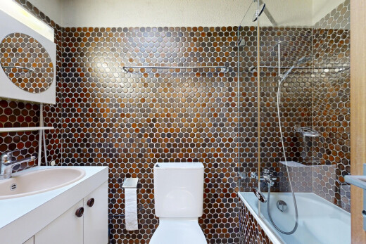 bad mit schminktisch, spiegel, waschbecken, inside property, und kombiniertes bad / dusche