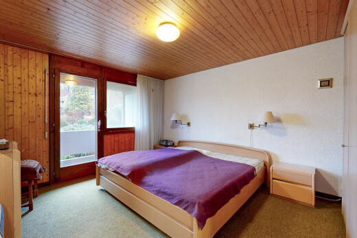 zimmer / schlafzimmer mit natural light, natürliches licht, inside property, wood ceiling, und holzdecke