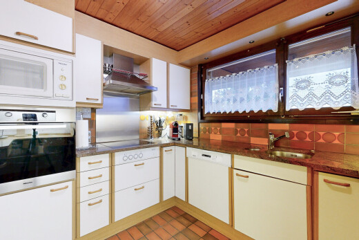 küche mit weiße schränke, ofen, dunstabzugshaube, holzdecke, und wood ceiling