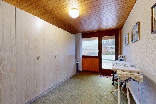 zimmer / schlafzimmer mit wood ceiling, holzdecke, inside property, natural light, und natürliches licht