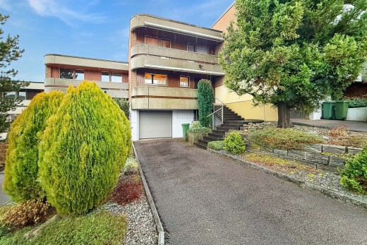 außenansicht mit kellergarage, eingebaute garage, property visible, auffahrt, und treppen