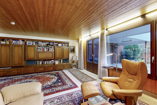 wohnzimmer mit inside property, wood ceiling, und holzdecke