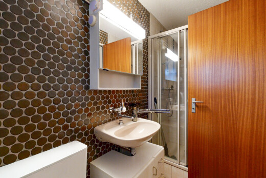 bad mit spiegel, inside property, dusche, komplettes badezimmer, und waschbecken