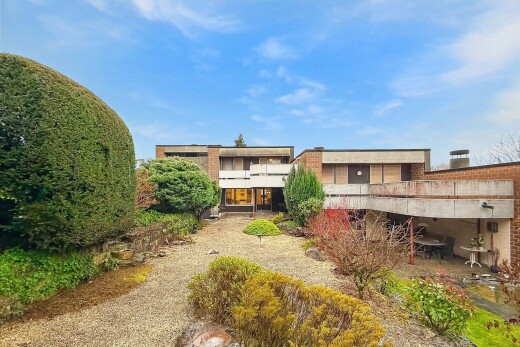 außenansicht mit property visible, balkon, und day time