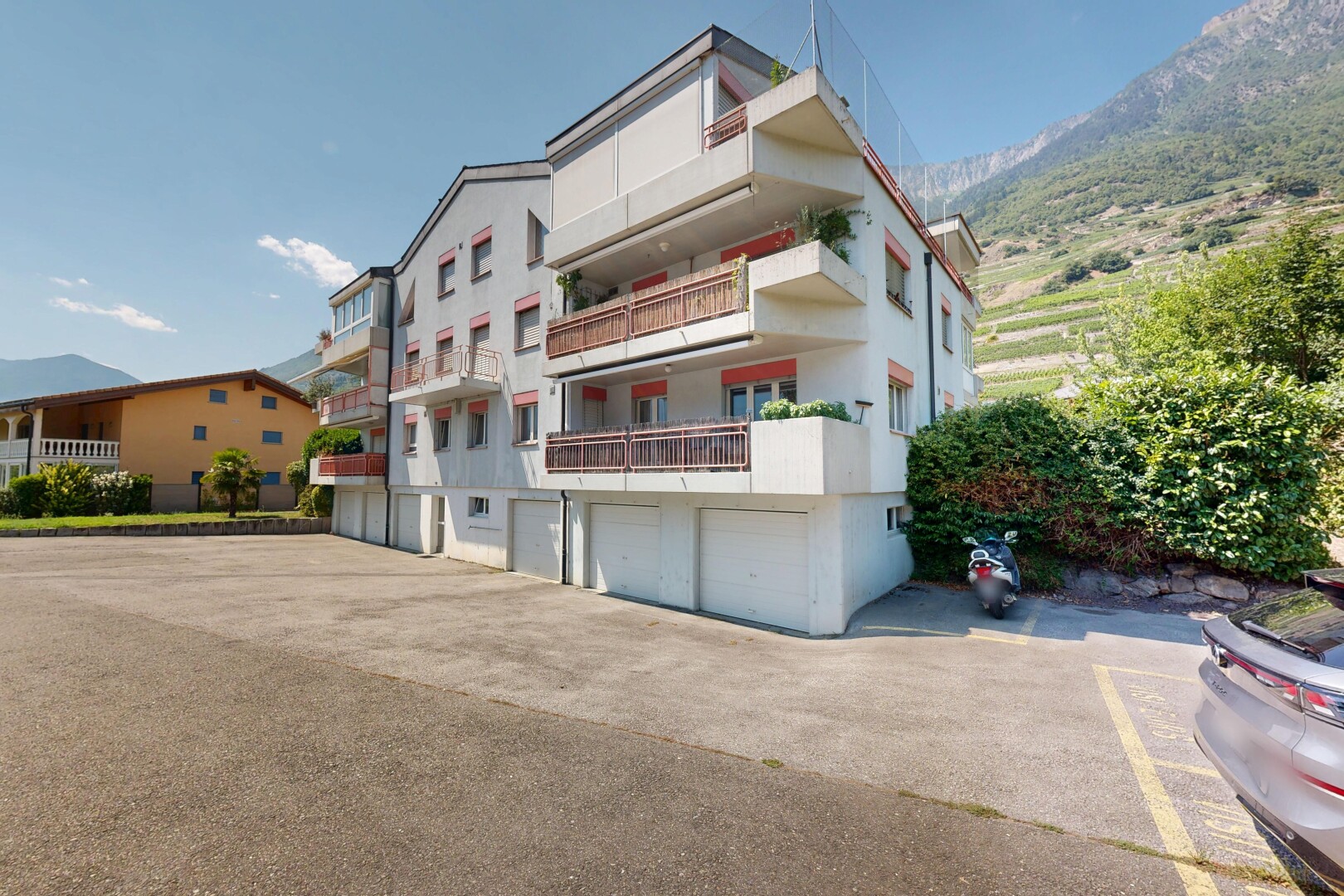extérieur du bâtiment avec vue sur le complexe d'appartements, apartment complex view, day time, vue sur la montagne, et mountain view