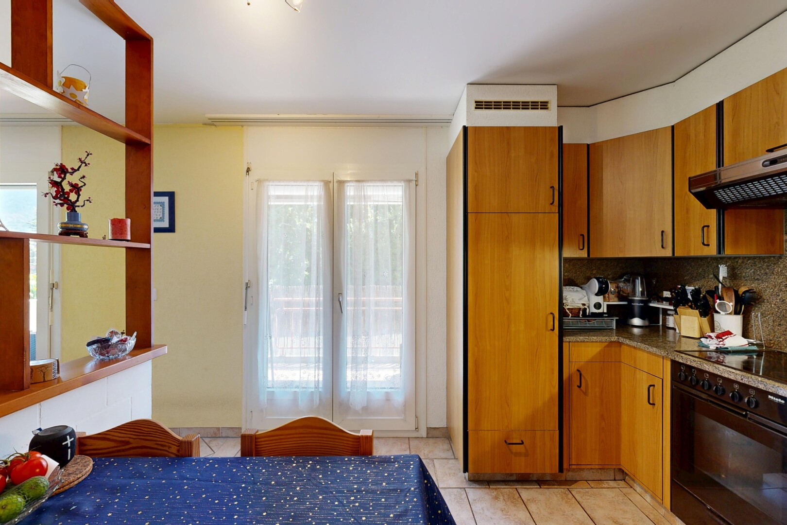 cuisine avec four, dosseret, backsplash, light floor, et medium brown cabinets