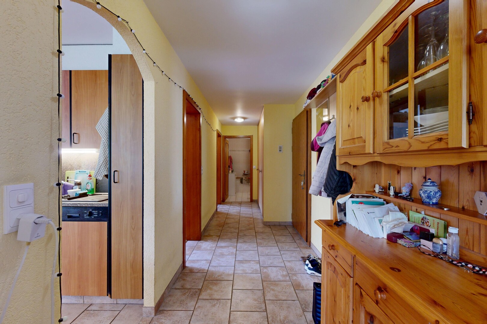 couloir avec light floor, inside property, tile floor, et sol en carrelage