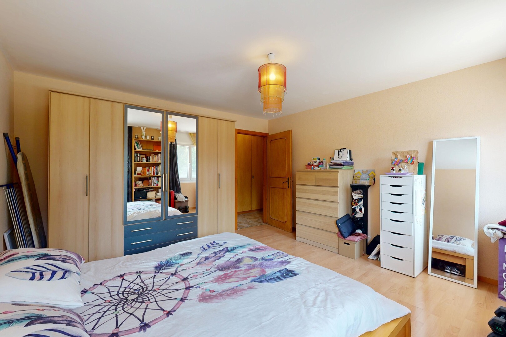 chambre avec sol en finition bois, wood finish floor, placard, cloison sèche, et drywall
