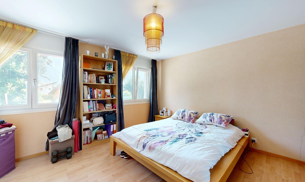 chambre avec lumière naturelle, sol en finition bois, wood finish floor, plinthes murales, et baseboards wall