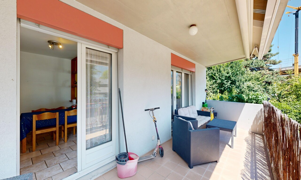 terrasse avec espace de vie extérieur et from property