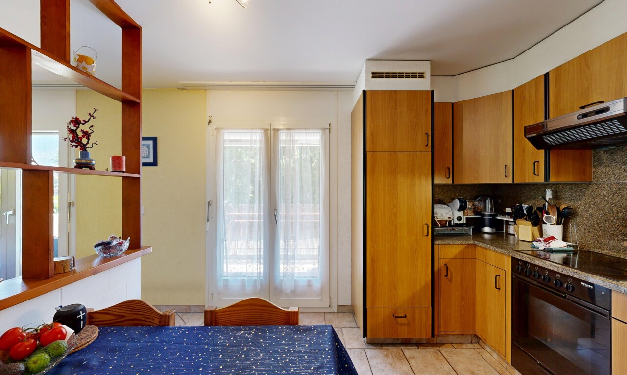 cuisine avec four, dosseret, backsplash, light floor, et medium brown cabinets
