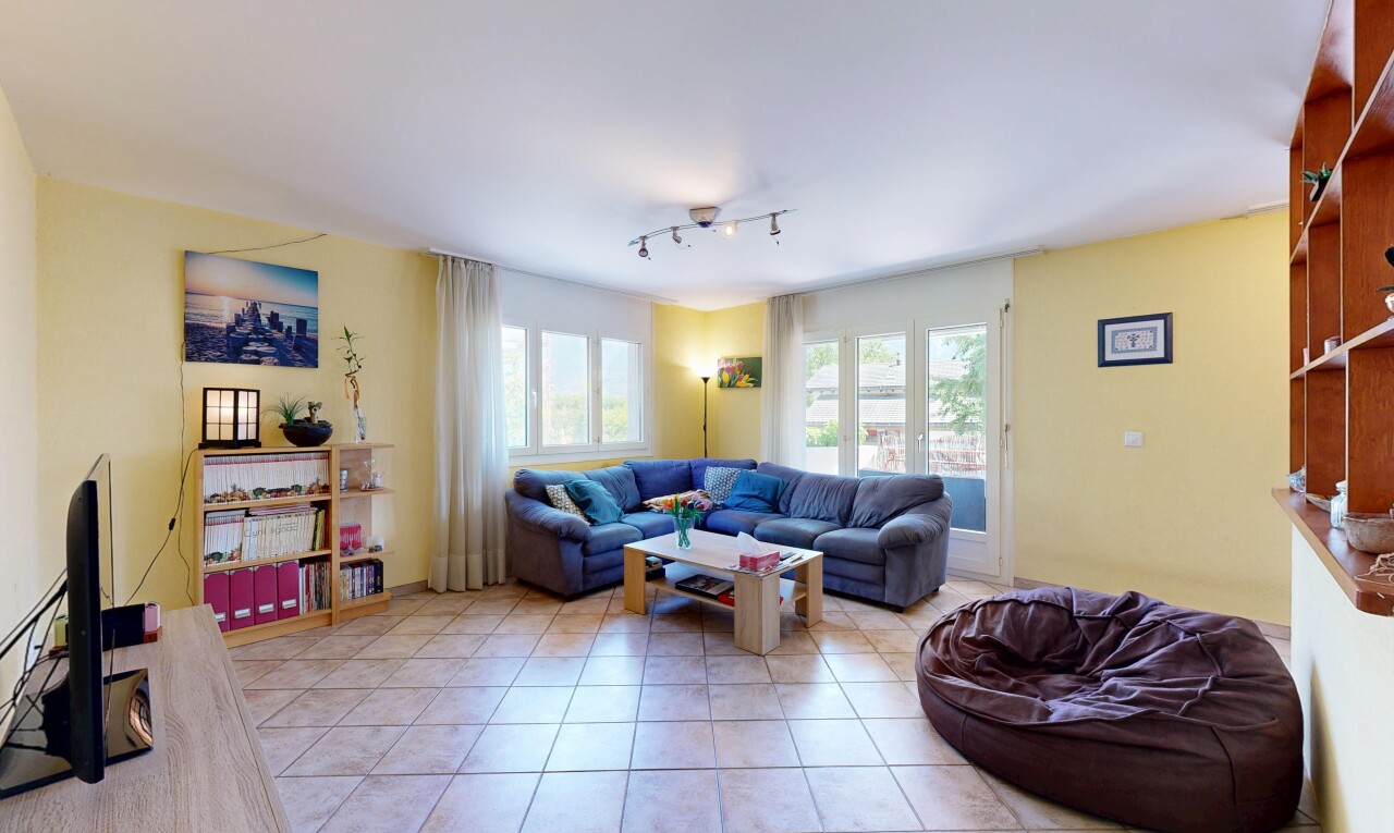 salon avec éclairage sur rail, cloison sèche, drywall, sol en carrelage, et tile floor