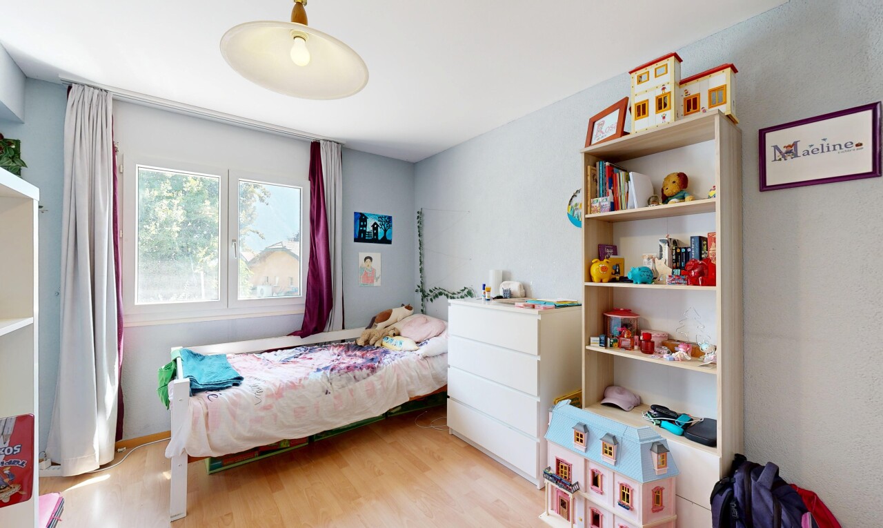 chambre avec sol en finition bois, wood finish floor, cloison sèche, drywall, et inside property