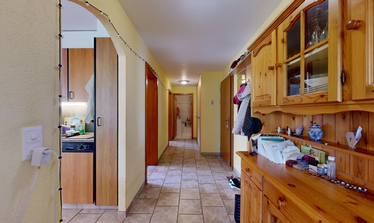 couloir avec light floor, inside property, tile floor, et sol en carrelage