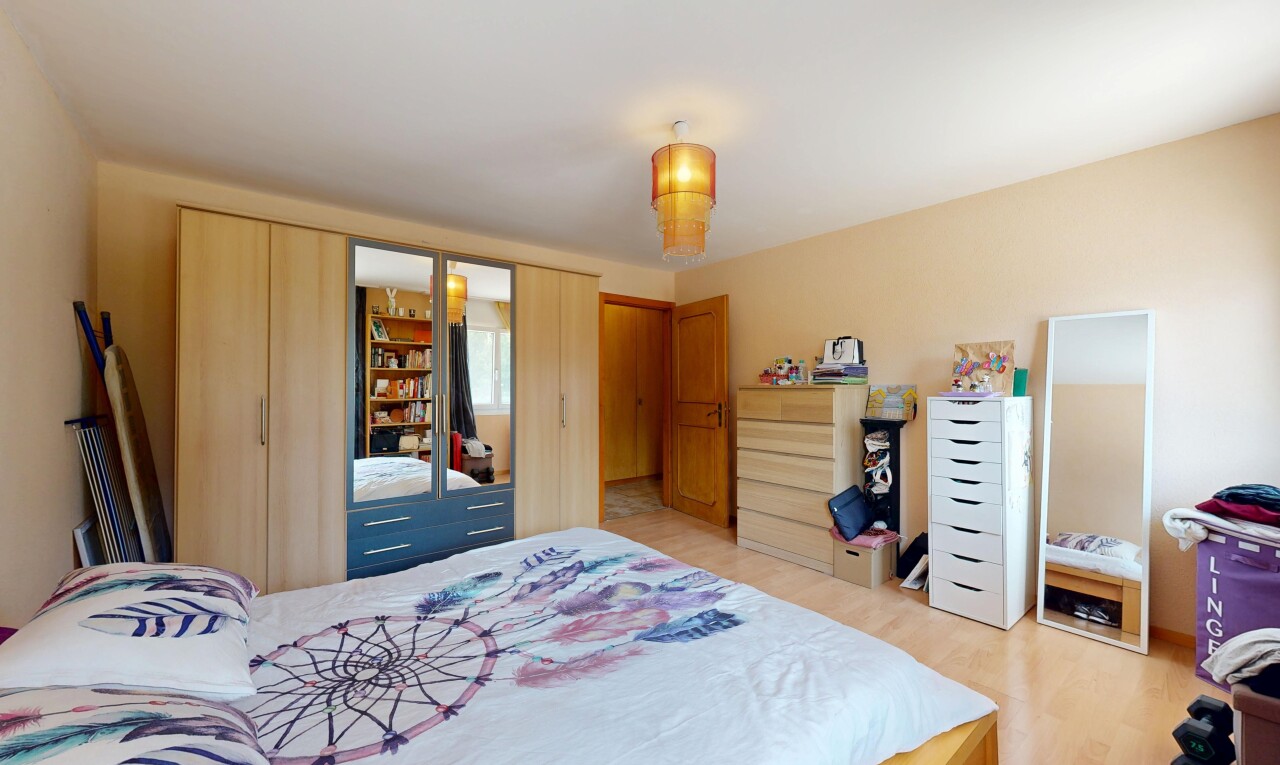 chambre avec sol en finition bois, wood finish floor, placard, cloison sèche, et drywall