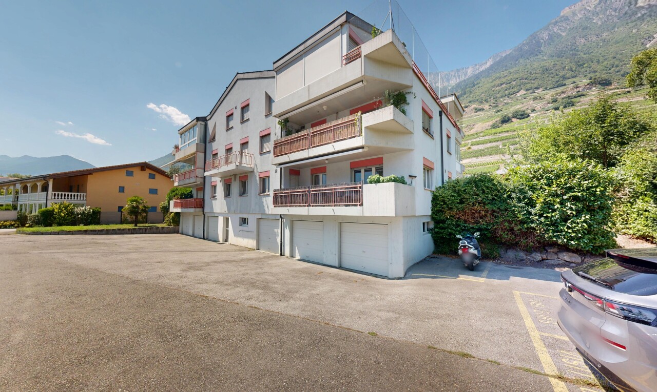 extérieur du bâtiment avec vue sur le complexe d'appartements, apartment complex view, day time, vue sur la montagne, et mountain view