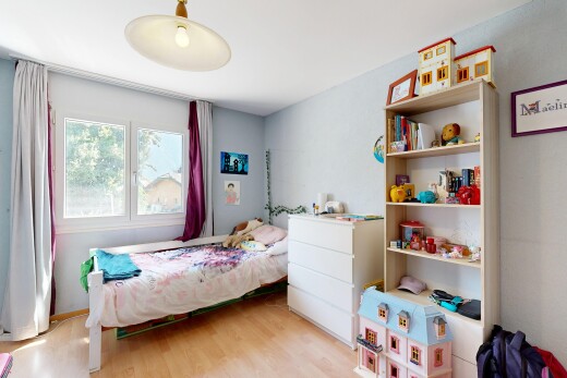 chambre avec sol en finition bois, wood finish floor, cloison sèche, drywall, et inside property