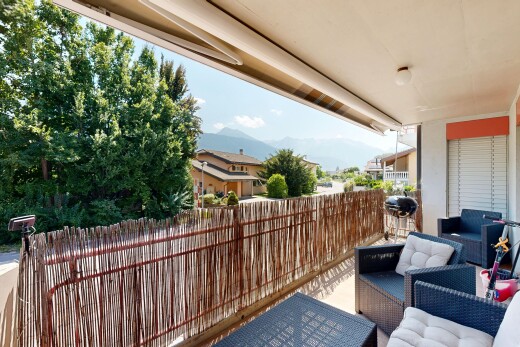 terrasse avec from property, view focus, clôture, et day time