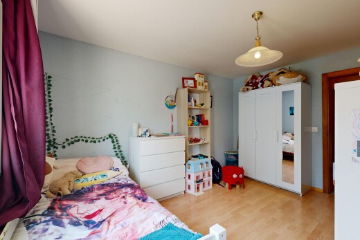 chambre avec éclairage suspendu, wood finish floor, sol en finition bois, drywall, et cloison sèche