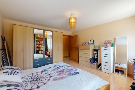 chambre avec sol en finition bois, wood finish floor, placard, cloison sèche, et drywall