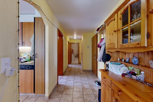 couloir avec light floor, inside property, tile floor, et sol en carrelage