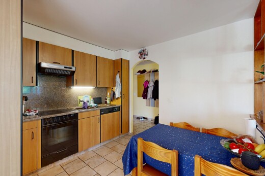 cuisine avec passages en arc, backsplash, dosseret, four, et hotte