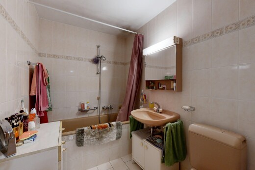 salle de bains avec tile wall, mur en carrelage, miroir, douche-bain combinés, et salle de bain complète