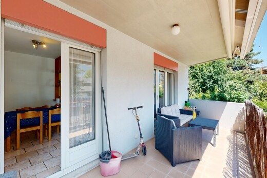 terrasse avec espace de vie extérieur et from property
