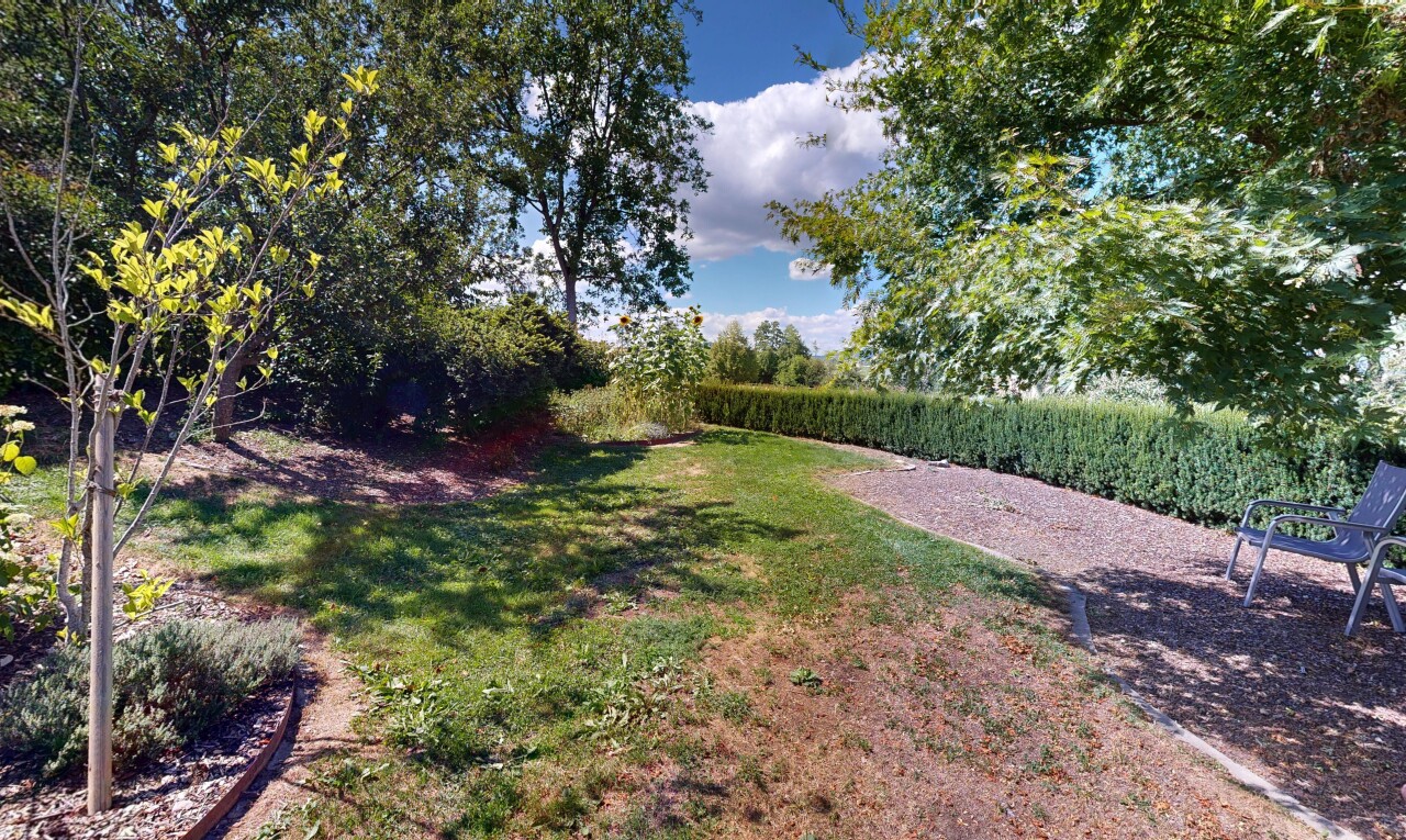 garden featuring a lawn