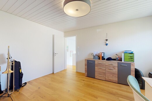 bureau avec cloison sèche, drywall, sol en finition bois, wood finish floor, et plafond en bois