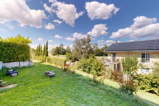 jardin avec pelouse, from property, panneaux solaires, et day time