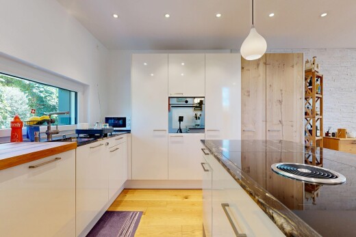 cuisine avec light floor, wood finish floor, sol en finition bois, plaque de cuisson, et éclairage encastré
