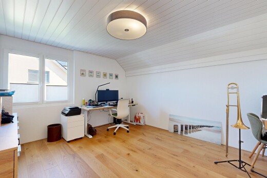 bureau avec plafond voûté, vaulted ceiling, sol en finition bois, wood finish floor, et cloison sèche
