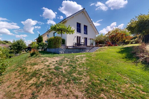 façade avec pelouse, property visible, day time, from property, et bardage en stuc
