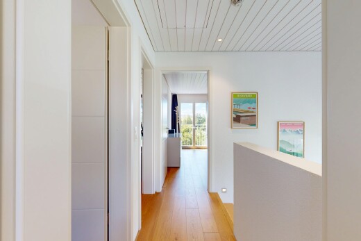 couloir avec sol en finition bois, wood finish floor, éclairage encastré, inside property, et plafond en bois