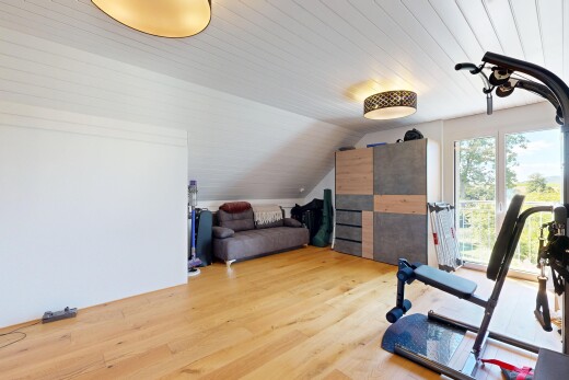 gym avec pièce supplémentaire, sol en finition bois, wood finish floor, plafond voûté, et vaulted ceiling