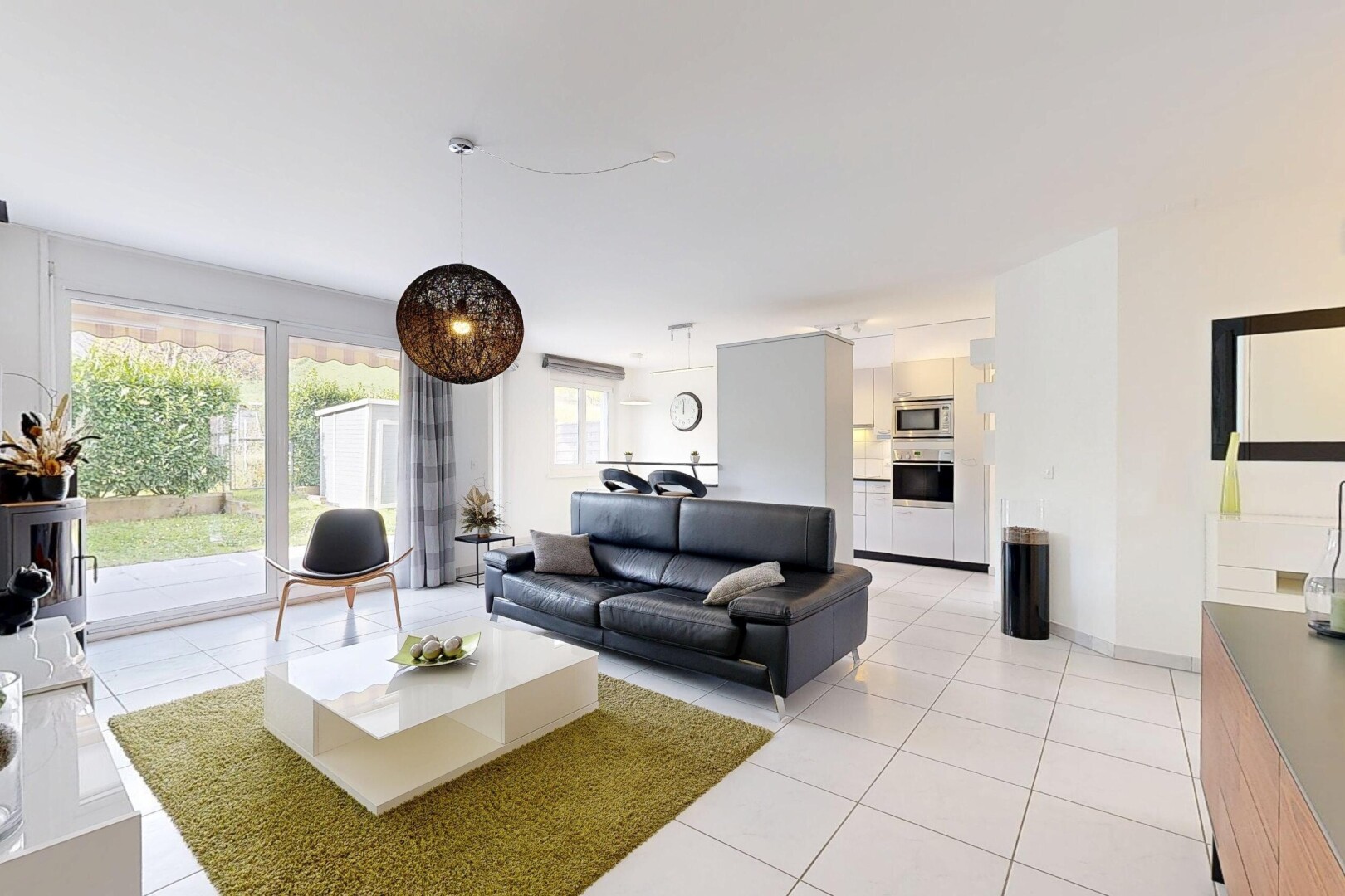 salon avec drywall, cloison sèche, inside property, natural light, et lumière naturelle